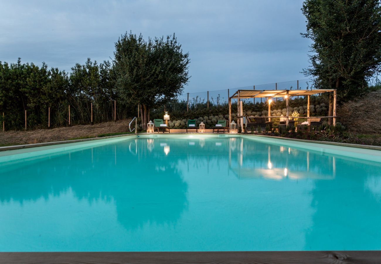 Villa a Monte San quirico - A Romantic Farmhouse with Pool in 10 mins walk away from the Walls of Lucca