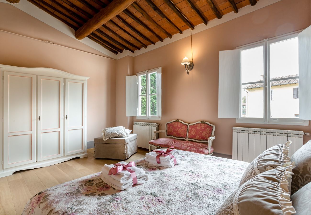 Villa a Monte San quirico - A Romantic Farmhouse with Pool in 10 mins walk away from the Walls of Lucca