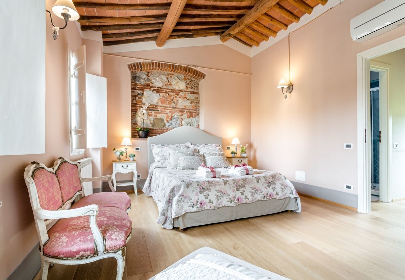 Villa a Monte San quirico - A Romantic Farmhouse with Pool in 10 mins walk away from the Walls of Lucca