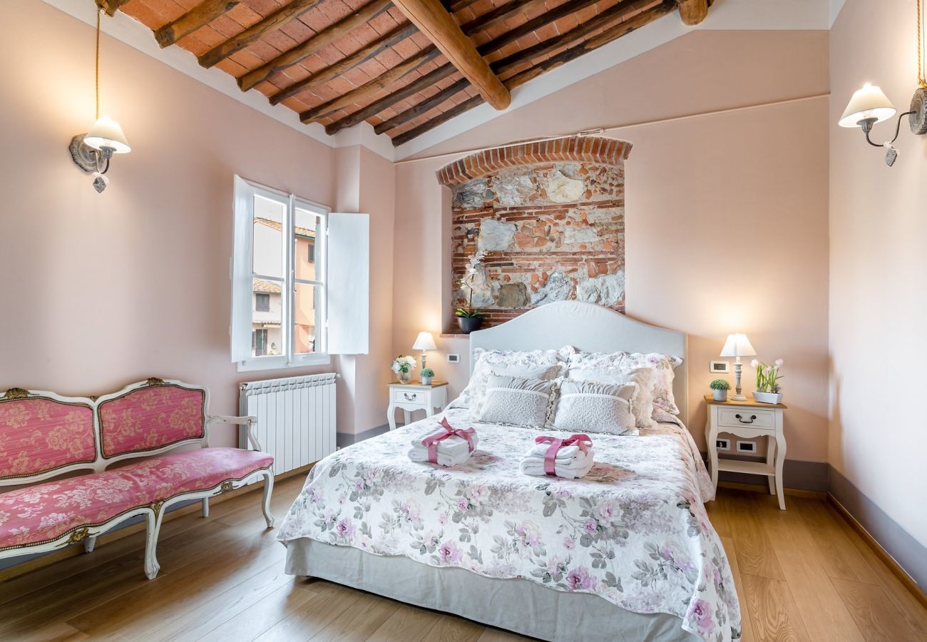 Villa a Monte San quirico - A Romantic Farmhouse with Pool in 10 mins walk away from the Walls of Lucca