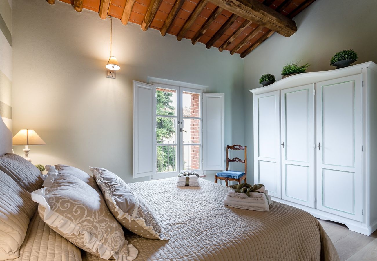 Villa a Monte San quirico - A Romantic Farmhouse with Pool in 10 mins walk away from the Walls of Lucca