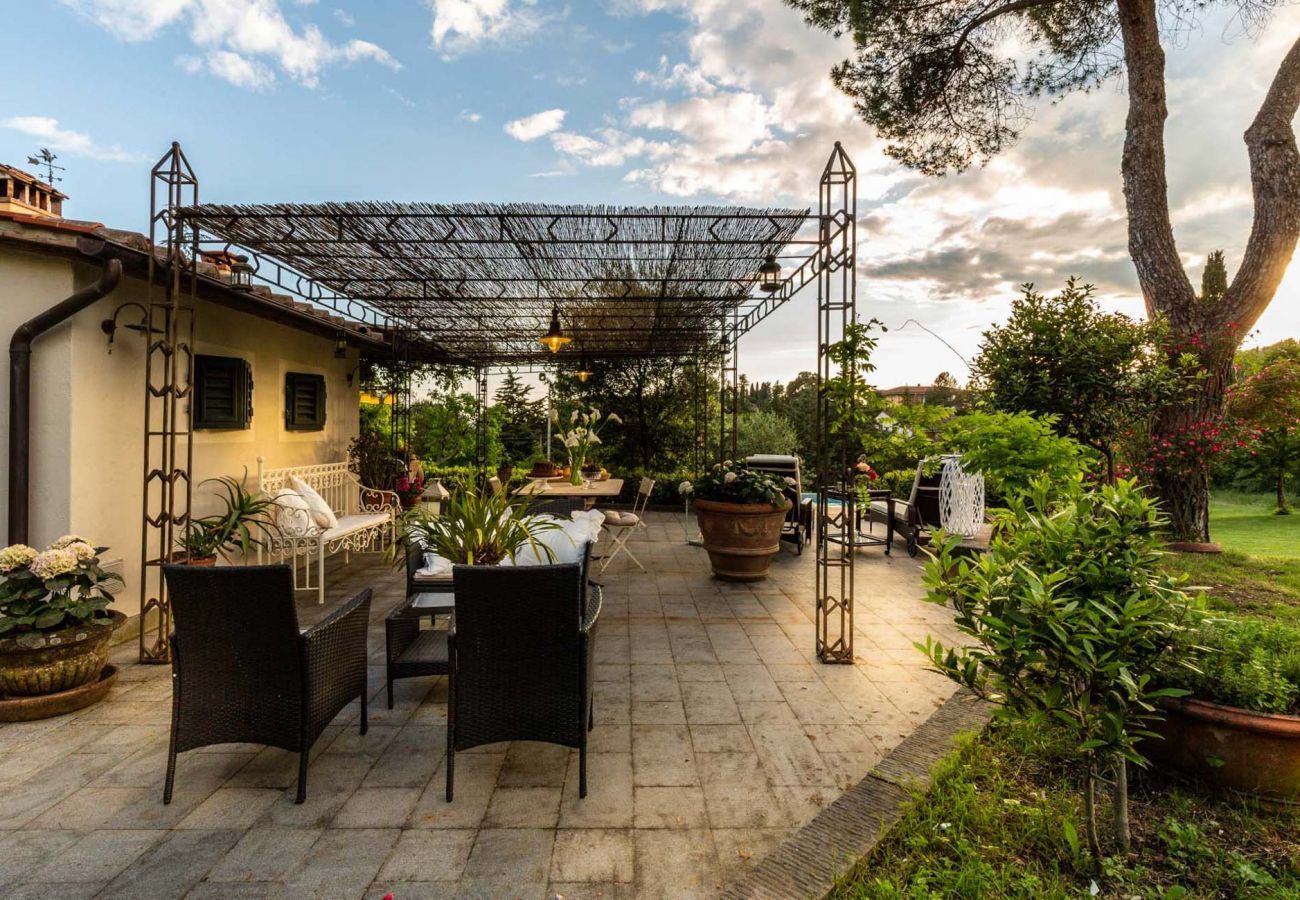 Villa a Pescia - Romantic and Luxury COTTAGE NANNI with Pool