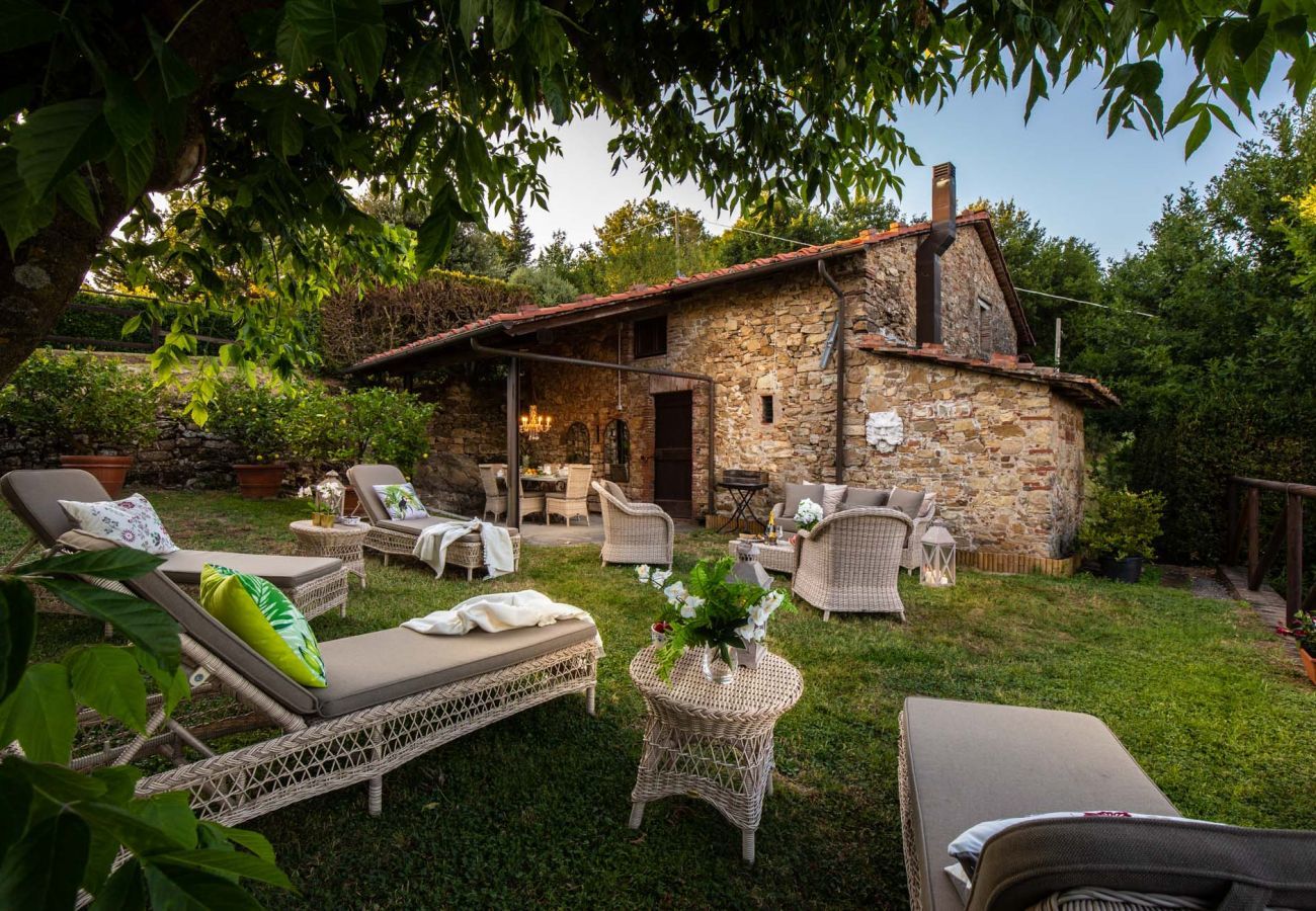 Villa a Lucca - CASALE OLIVA Romantic Hilltop Stone Farmhouse