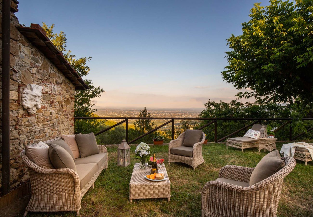 Villa a Lucca - CASALE OLIVA Romantic Hilltop Stone Farmhouse