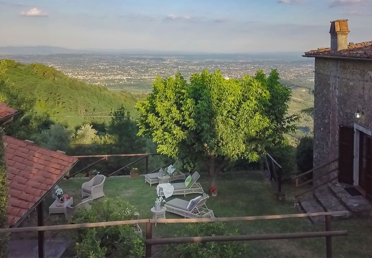 Villa a Lucca - CASALE OLIVA Romantic Hilltop Stone Farmhouse