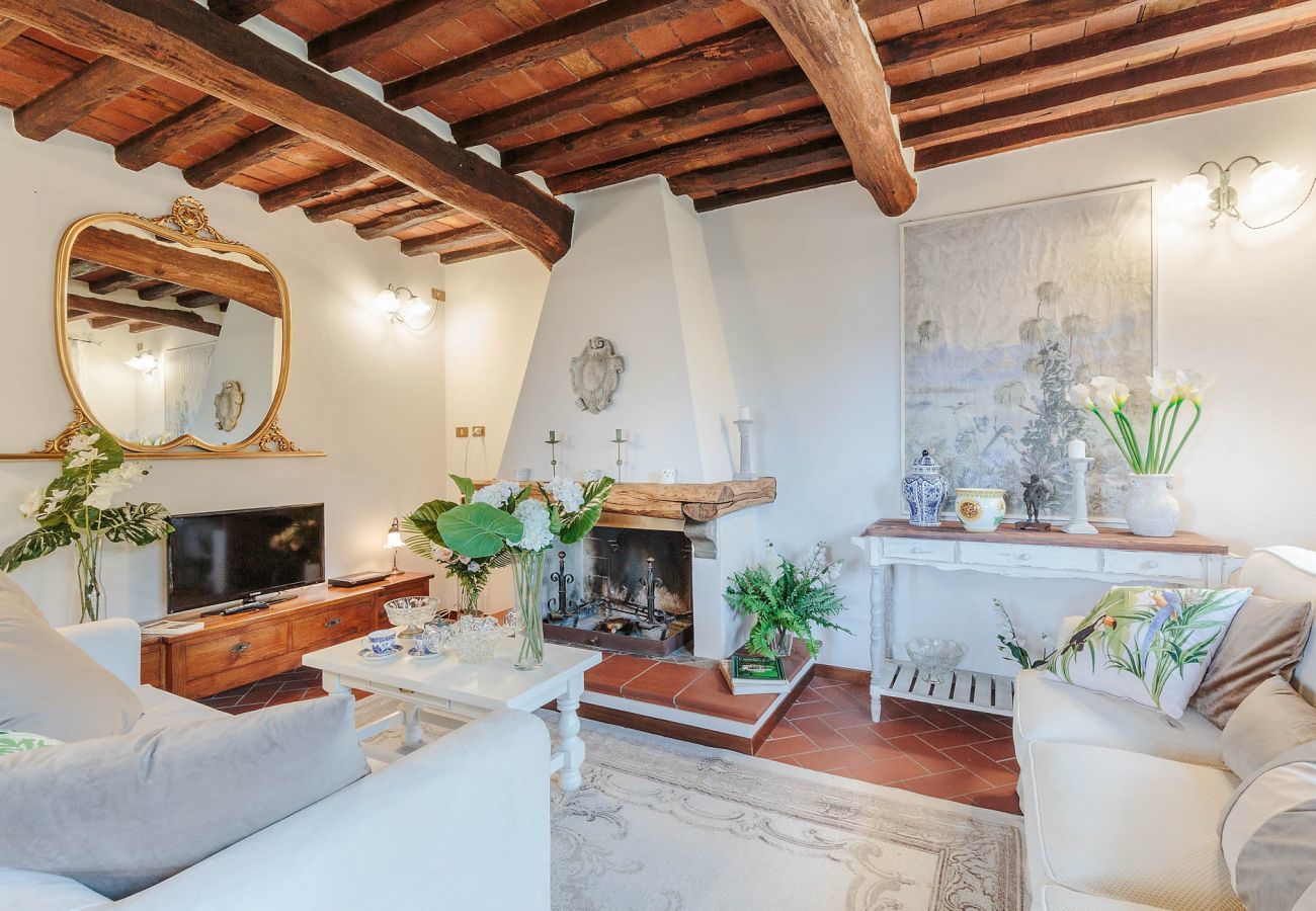 Villa a Lucca - CASALE OLIVA Romantic Hilltop Stone Farmhouse