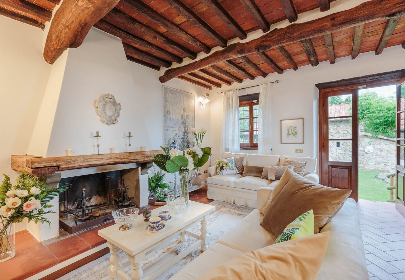 Villa a Lucca - CASALE OLIVA Romantic Hilltop Stone Farmhouse