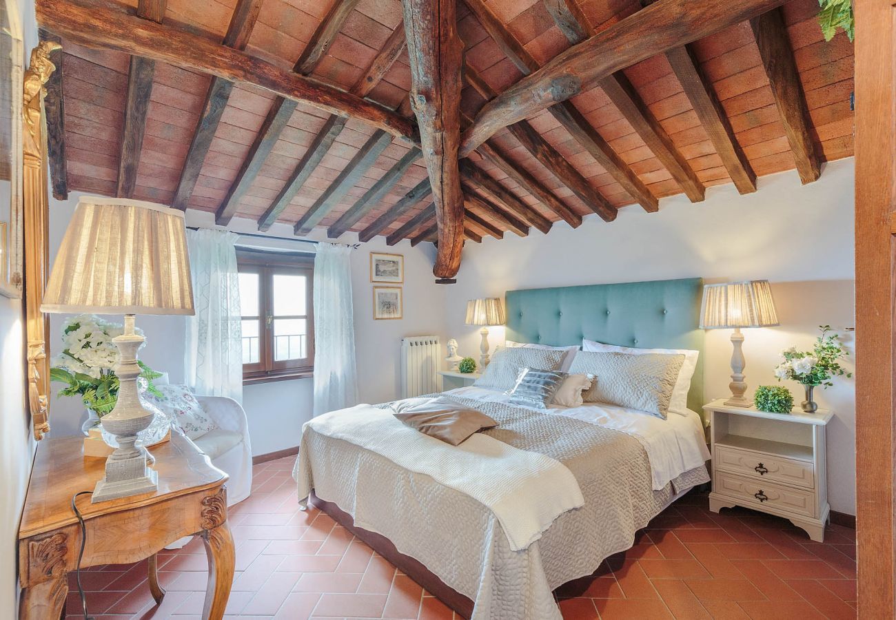 Villa a Lucca - CASALE OLIVA Romantic Hilltop Stone Farmhouse