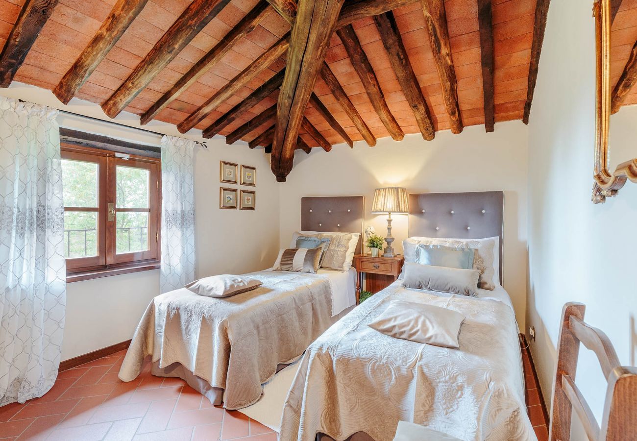 Villa a Lucca - CASALE OLIVA Romantic Hilltop Stone Farmhouse