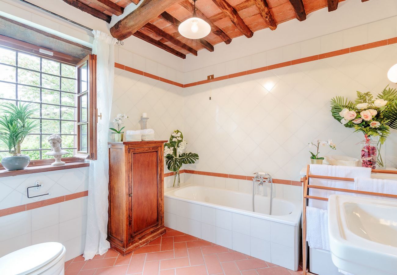 Villa a Lucca - CASALE OLIVA Romantic Hilltop Stone Farmhouse