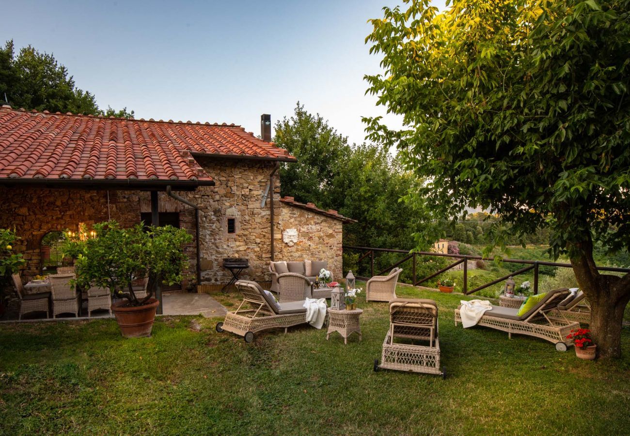 Villa a Lucca - CASALE OLIVA Romantic Hilltop Stone Farmhouse