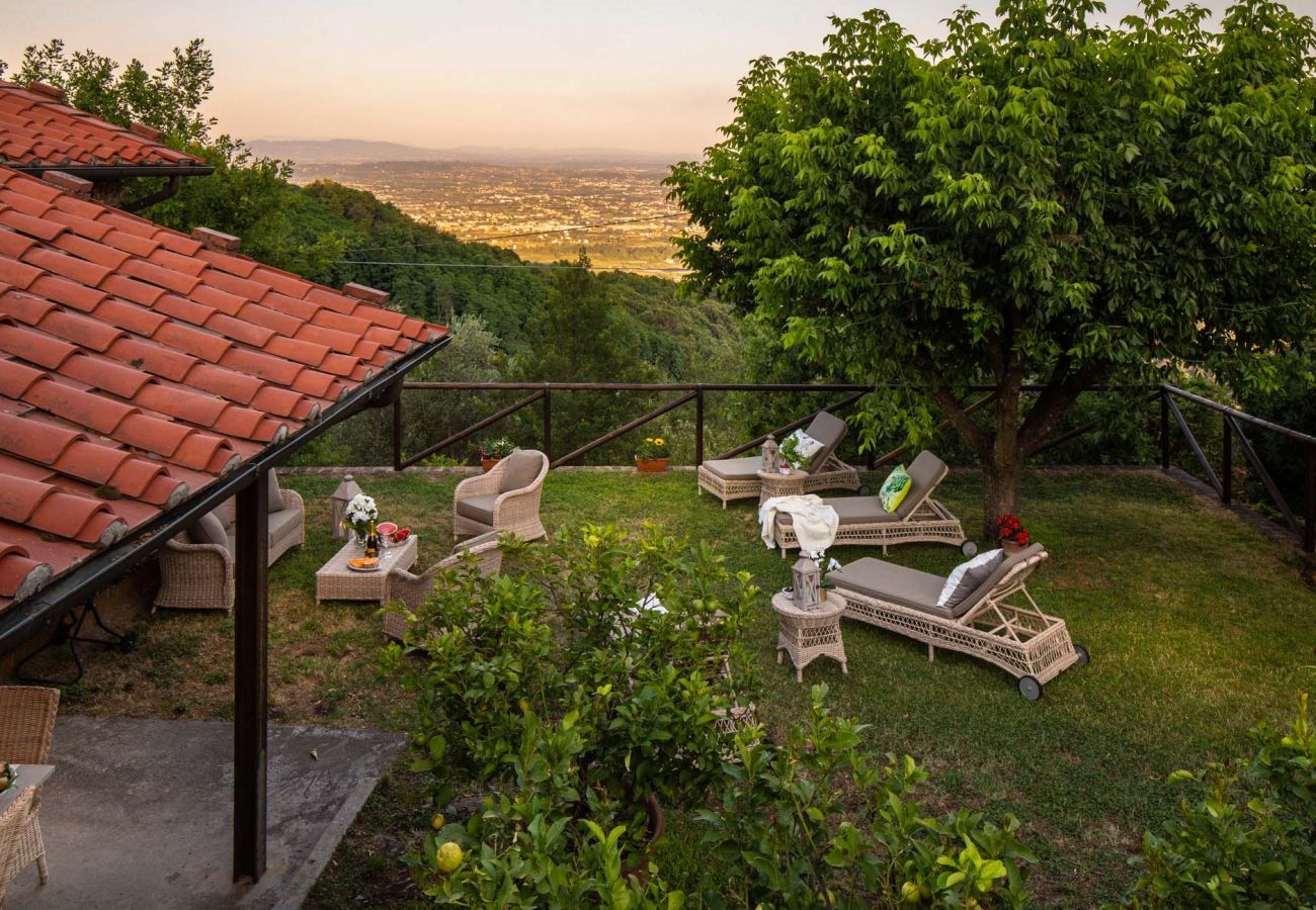 Villa a Lucca - CASALE OLIVA Romantic Hilltop Stone Farmhouse