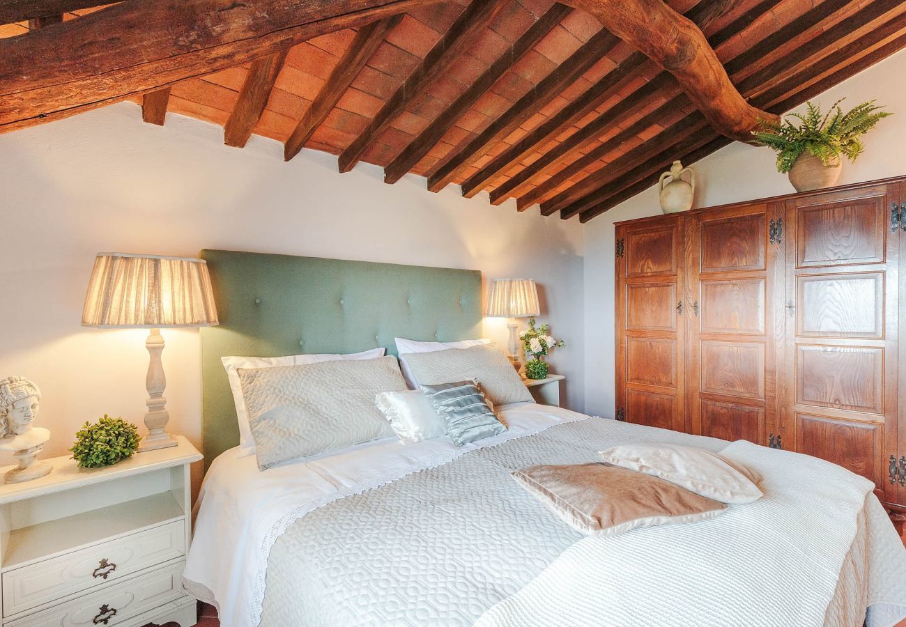 Villa a Lucca - CASALE OLIVA Romantic Hilltop Stone Farmhouse