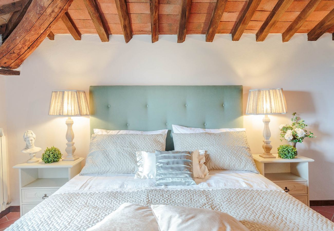 Villa a Lucca - CASALE OLIVA Romantic Hilltop Stone Farmhouse