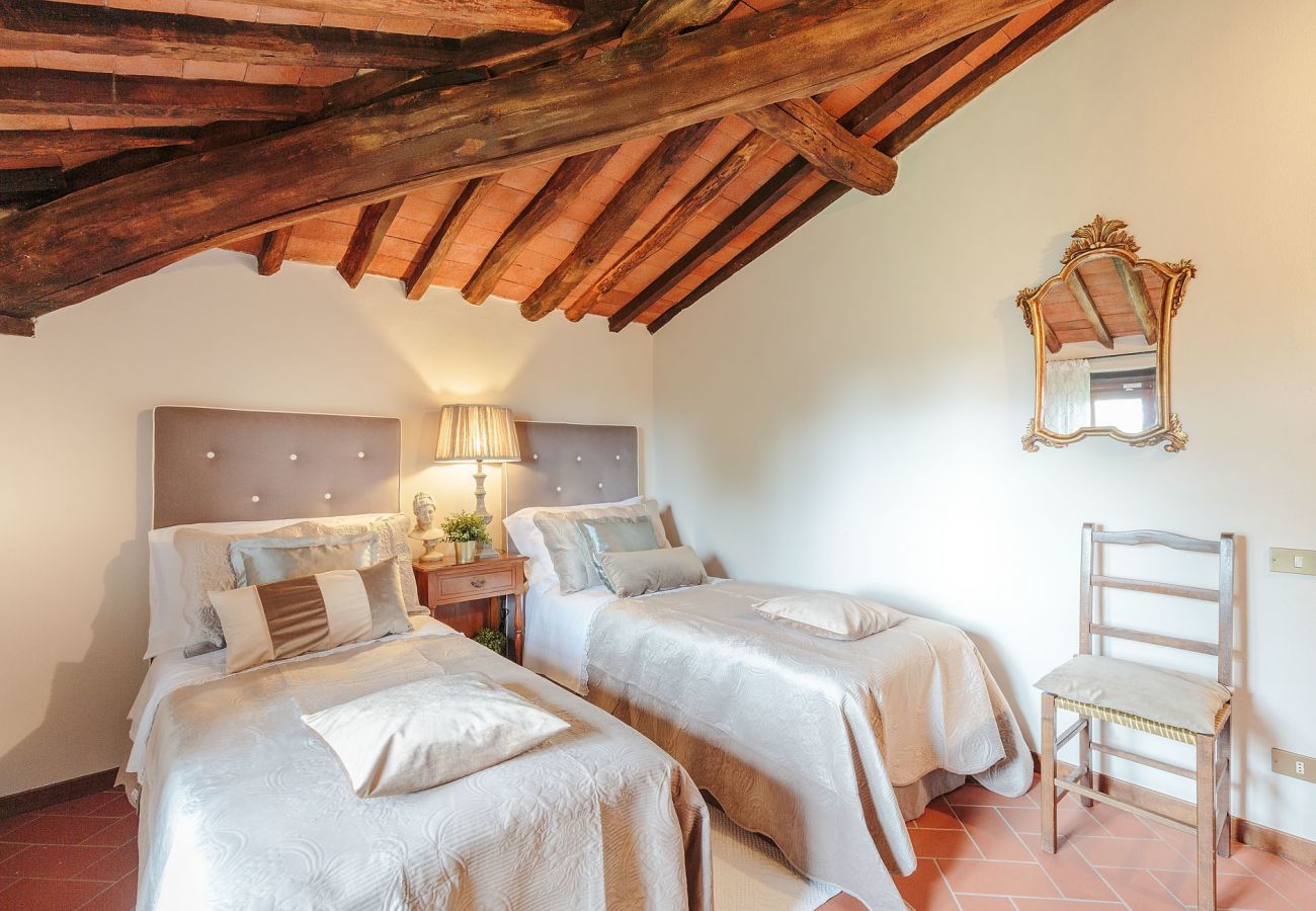 Villa a Lucca - CASALE OLIVA Romantic Hilltop Stone Farmhouse