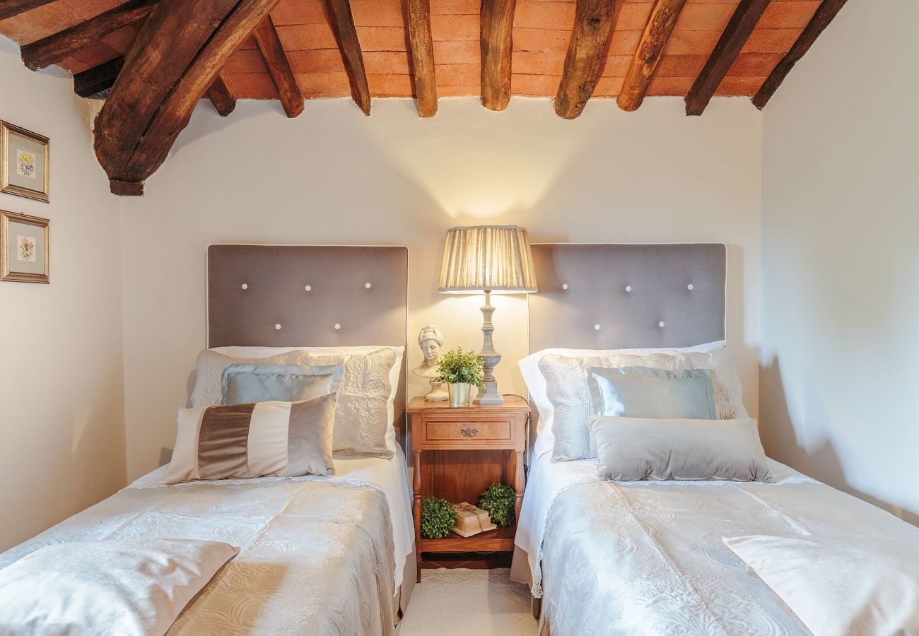 Villa a Lucca - CASALE OLIVA Romantic Hilltop Stone Farmhouse