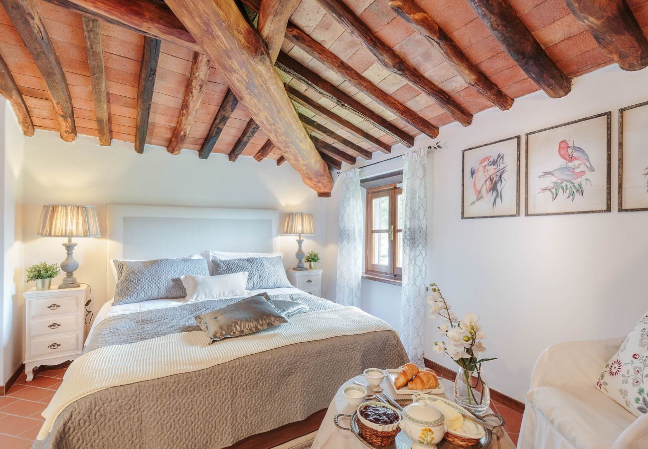 Villa a Lucca - CASALE OLIVA Romantic Hilltop Stone Farmhouse