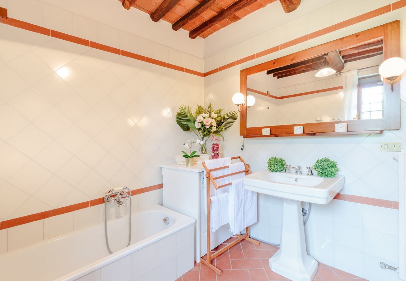 Villa a Lucca - CASALE OLIVA Romantic Hilltop Stone Farmhouse