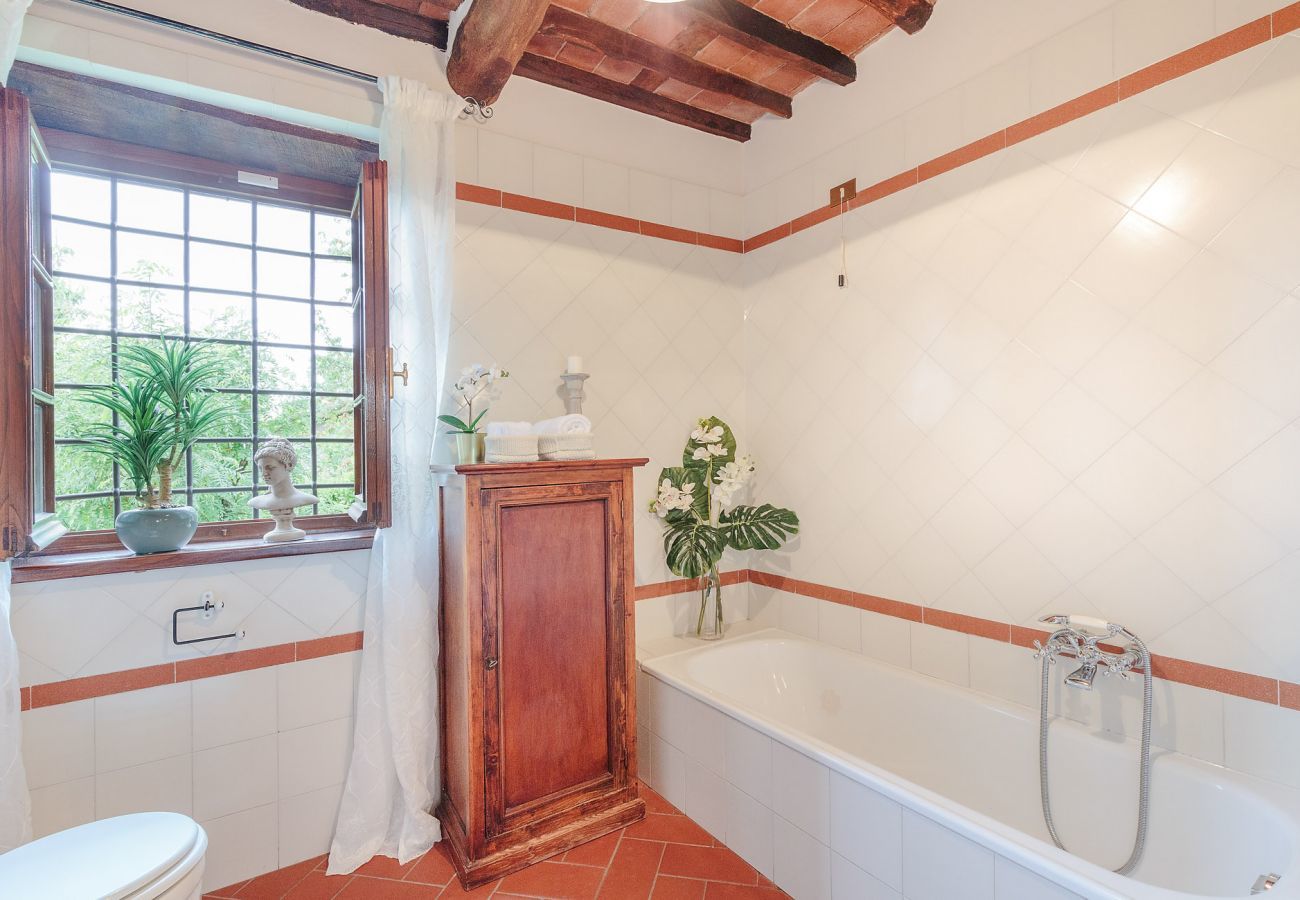 Villa a Lucca - CASALE OLIVA Romantic Hilltop Stone Farmhouse