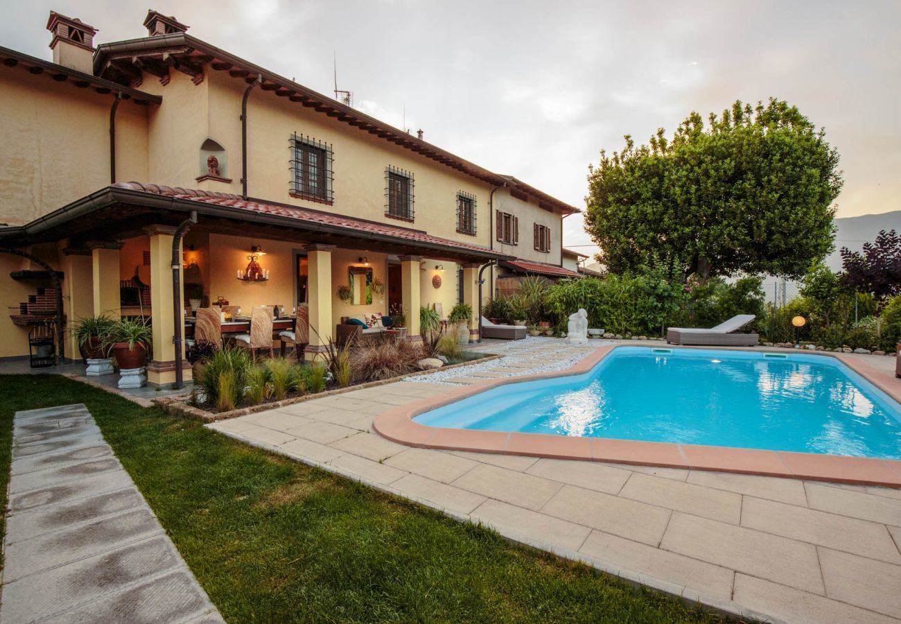 Villa a Camaiore - VILLA BEN, a Stylish Farmhouse with Private Pool and Amazing Views in Camaiore