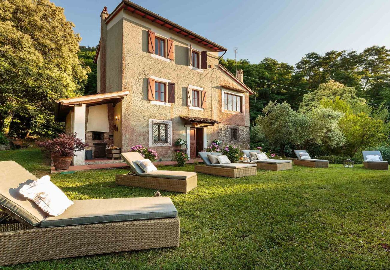 Villa a Lucca - BOCCIOLO FARMHOUSE with POOL, 5 mins to Lucca Town