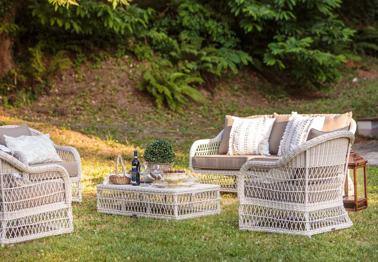 Villa a Lucca - BOCCIOLO FARMHOUSE with POOL, 5 mins to Lucca Town