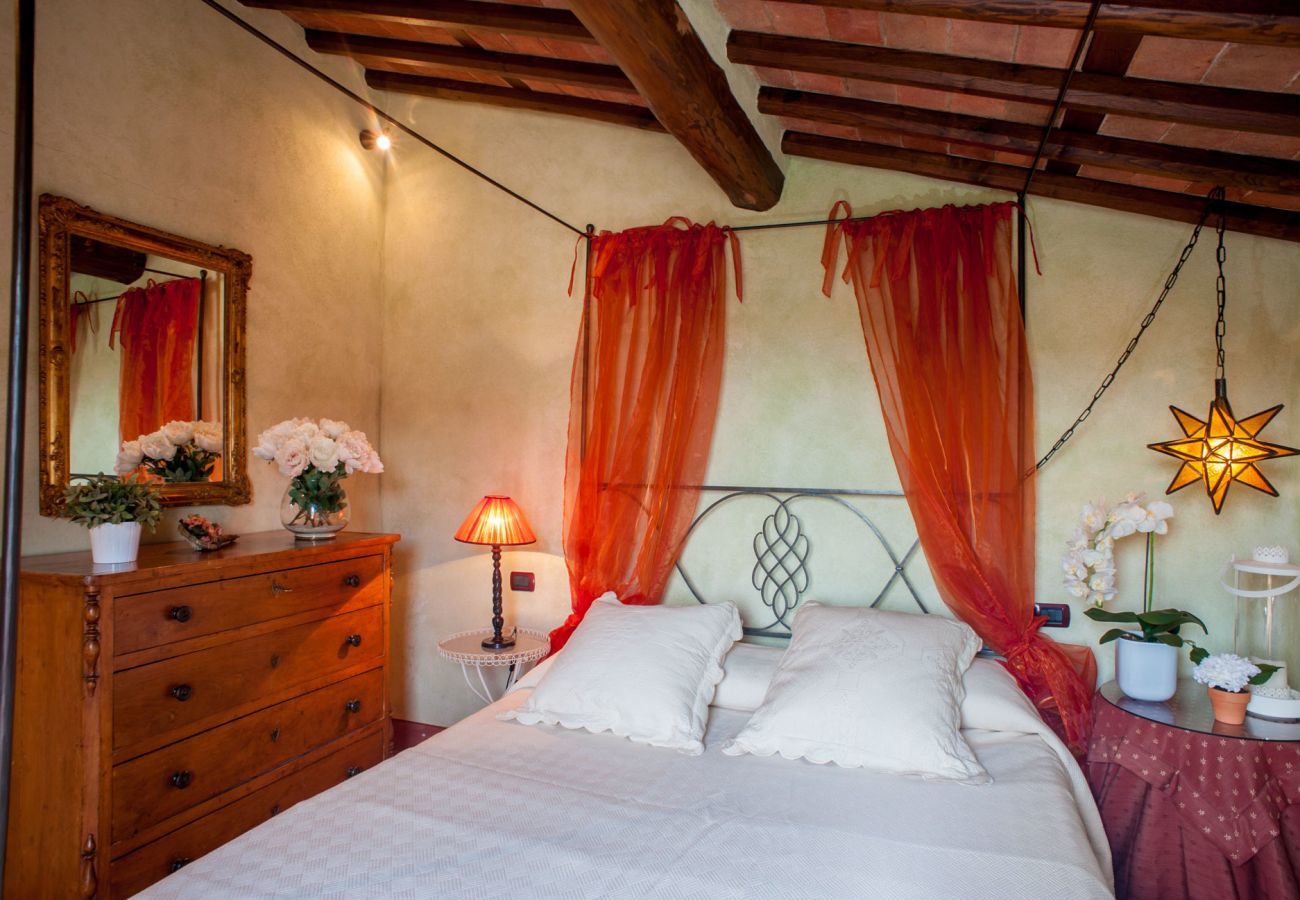 Villa a Aquilea - Romantic farmhouse villa in Lucca to sleep 5 guests with private pool and wi-fi