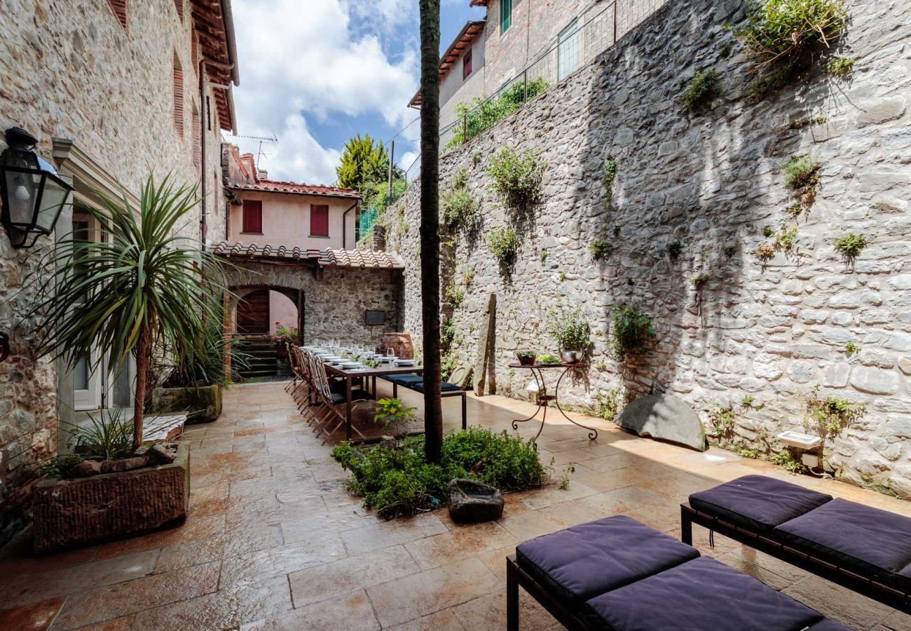 Villa a Pescaglia - PALAZZO GIUSTI: Understated Luxury with a Welcoming Ambience on the Hills of Lucca