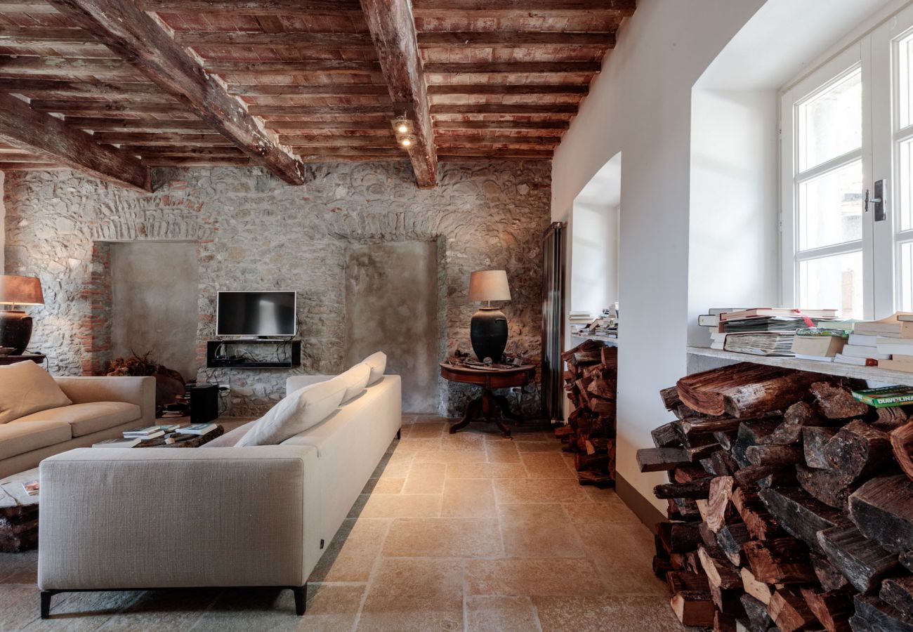 Villa a Pescaglia - PALAZZO GIUSTI: Understated Luxury with a Welcoming Ambience on the Hills of Lucca