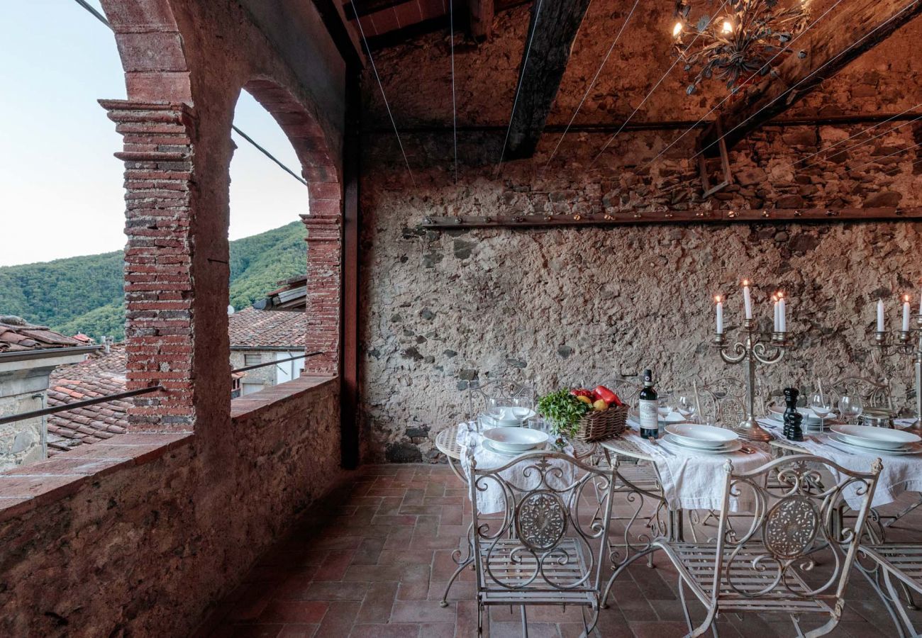 Villa a Pescaglia - PALAZZO GIUSTI: Understated Luxury with a Welcoming Ambience on the Hills of Lucca