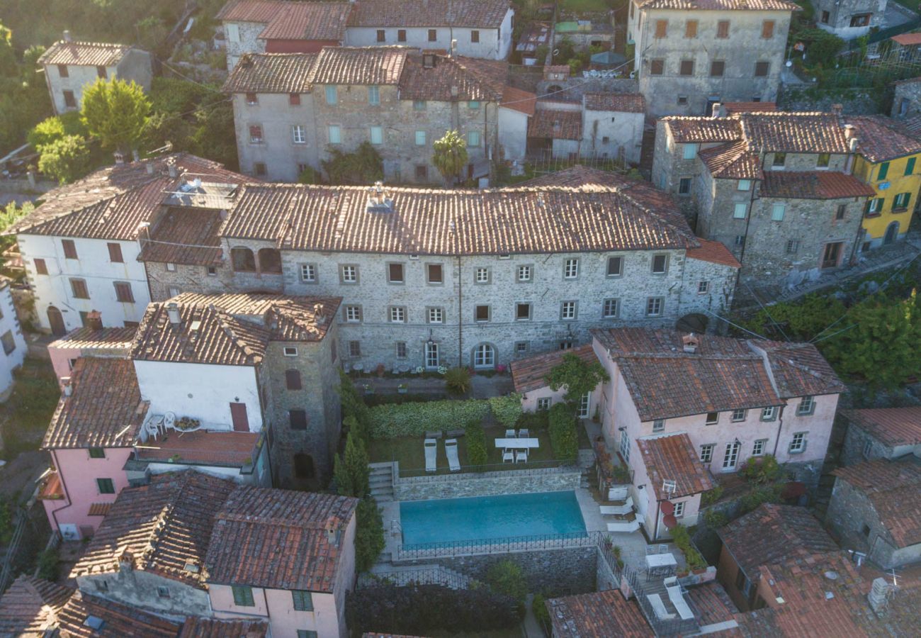 Villa a Pescaglia - PALAZZO GIUSTI: Understated Luxury with a Welcoming Ambience on the Hills of Lucca