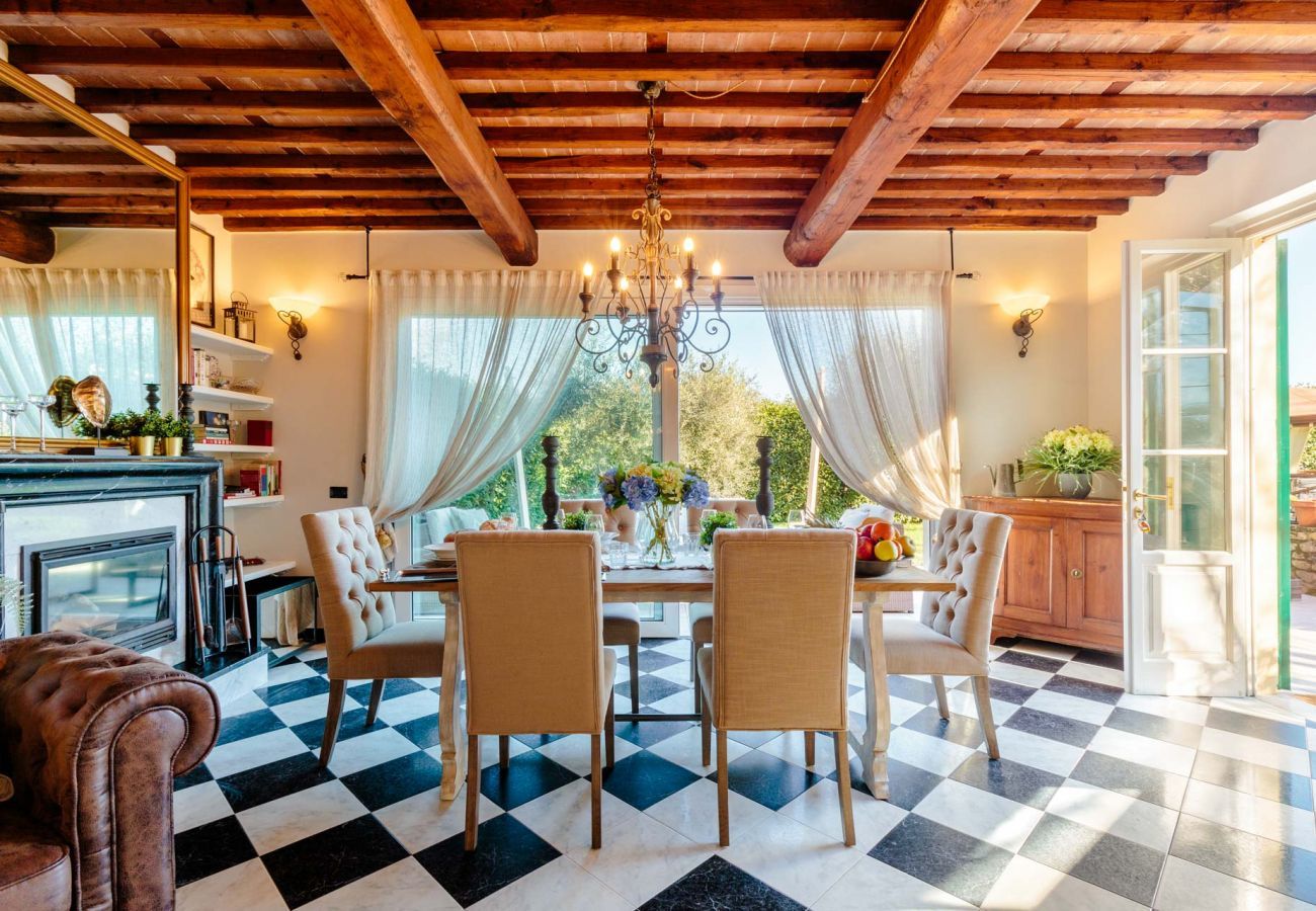 Villa a Capannori - VILLA CATIA Farmhouse. Three Luxury Bedrooms, a Jacuzzi Pool and a Dream-Like Getaway Experience