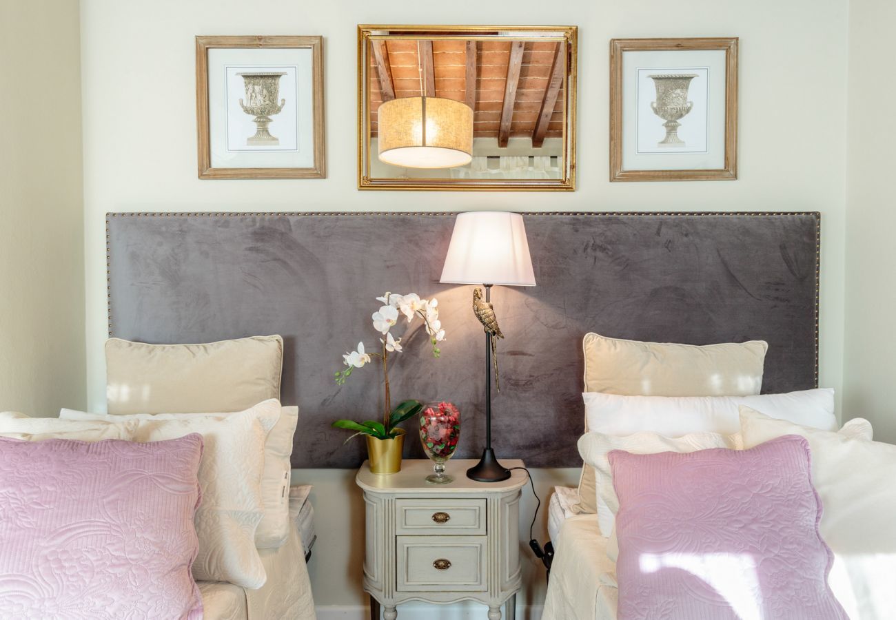 Villa a Capannori - VILLA CATIA Farmhouse. 3 Luxury Bedrooms, a Pool, a Jacuzzi and a Dream-Like Getaway Experience