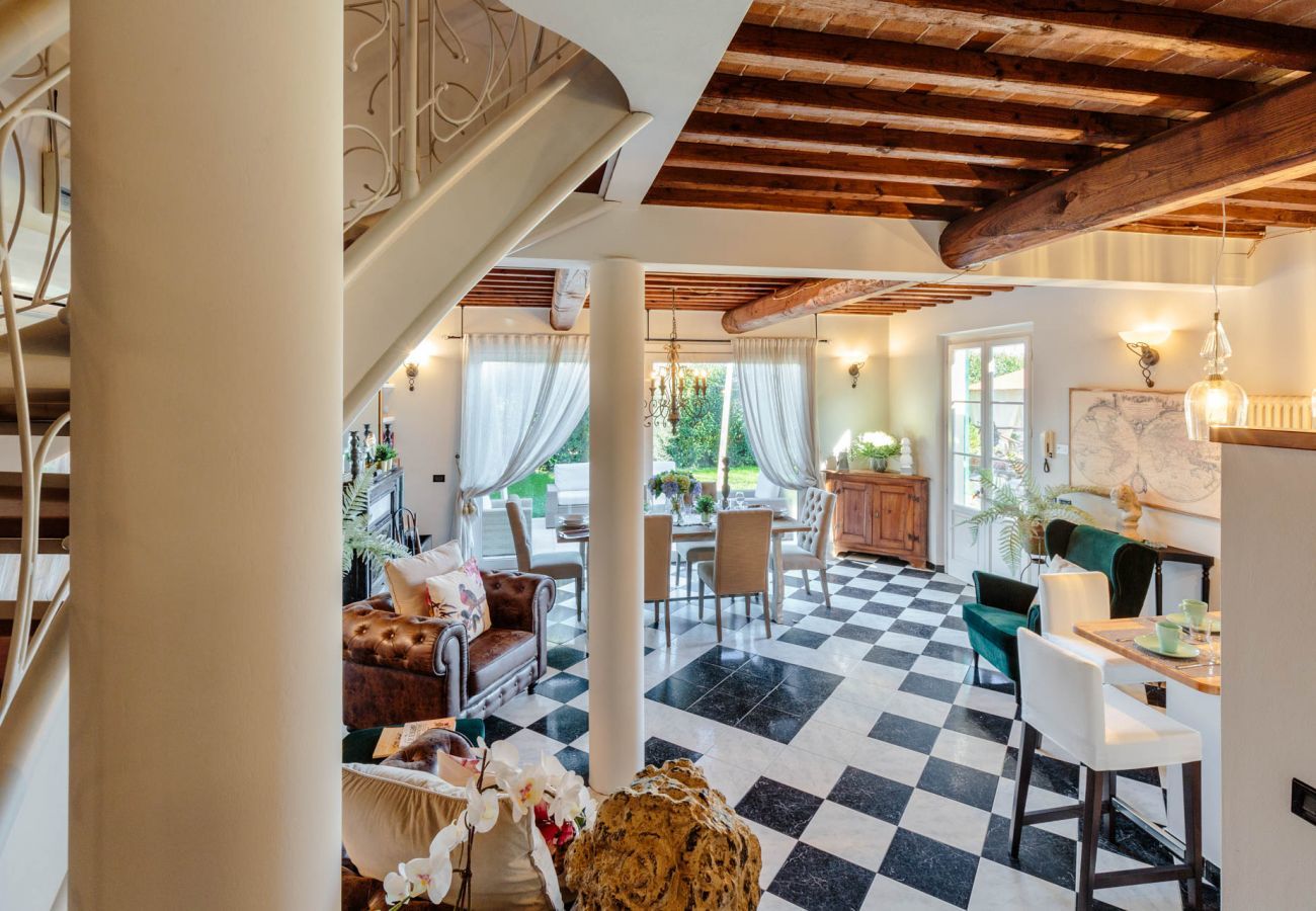 Villa a Capannori - VILLA CATIA Farmhouse. Three Luxury Bedrooms, a Jacuzzi Pool and a Dream-Like Getaway Experience