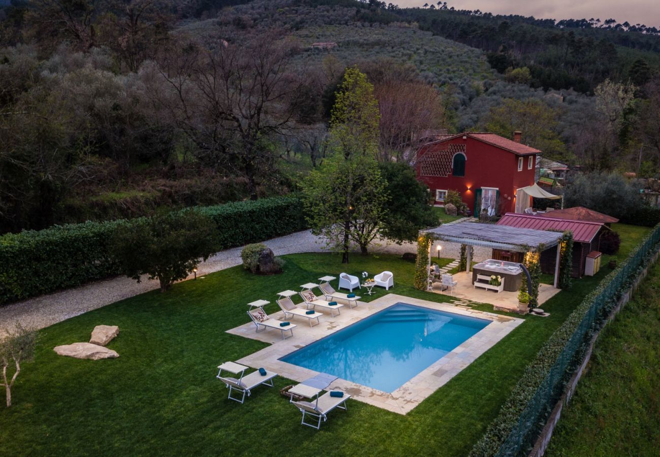 Villa a Capannori - VILLA CATIA Farmhouse. 3 Luxury Bedrooms, a Pool, a Jacuzzi and a Dream-Like Getaway Experience