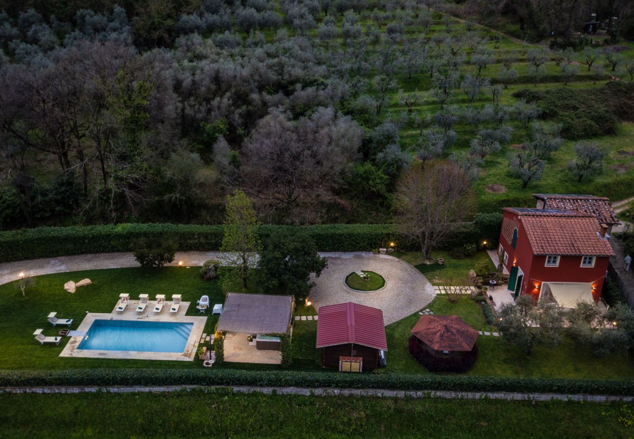 Villa a Capannori - VILLA CATIA Farmhouse. 3 Luxury Bedrooms, a Pool, a Jacuzzi and a Dream-Like Getaway Experience