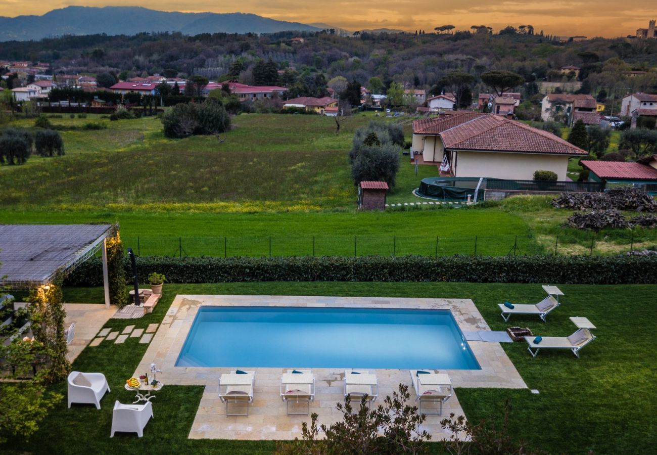 Villa a Capannori - VILLA CATIA Farmhouse. 3 Luxury Bedrooms, a Pool, a Jacuzzi and a Dream-Like Getaway Experience