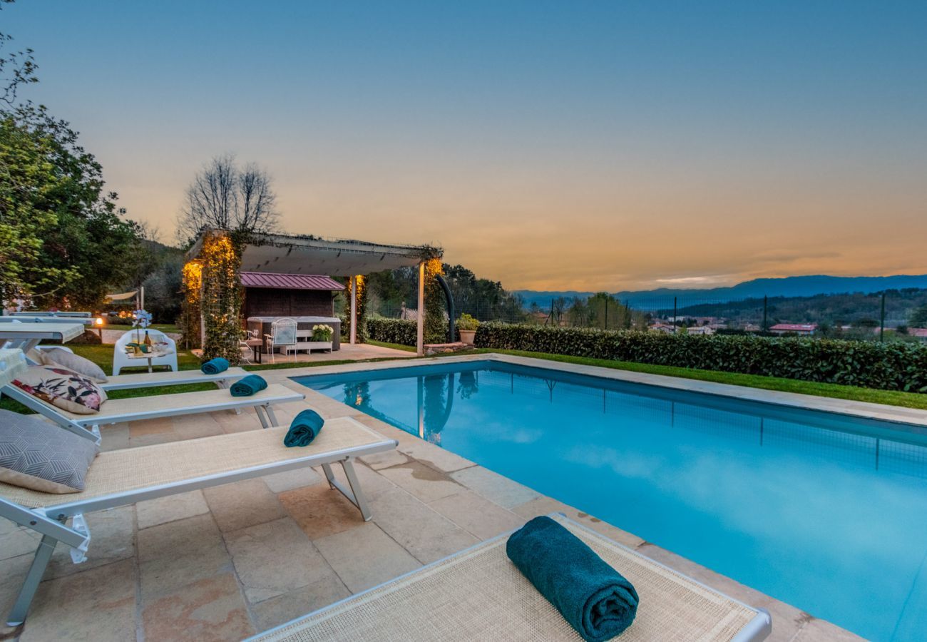 Villa a Capannori - VILLA CATIA Farmhouse. 3 Luxury Bedrooms, a Pool, a Jacuzzi and a Dream-Like Getaway Experience