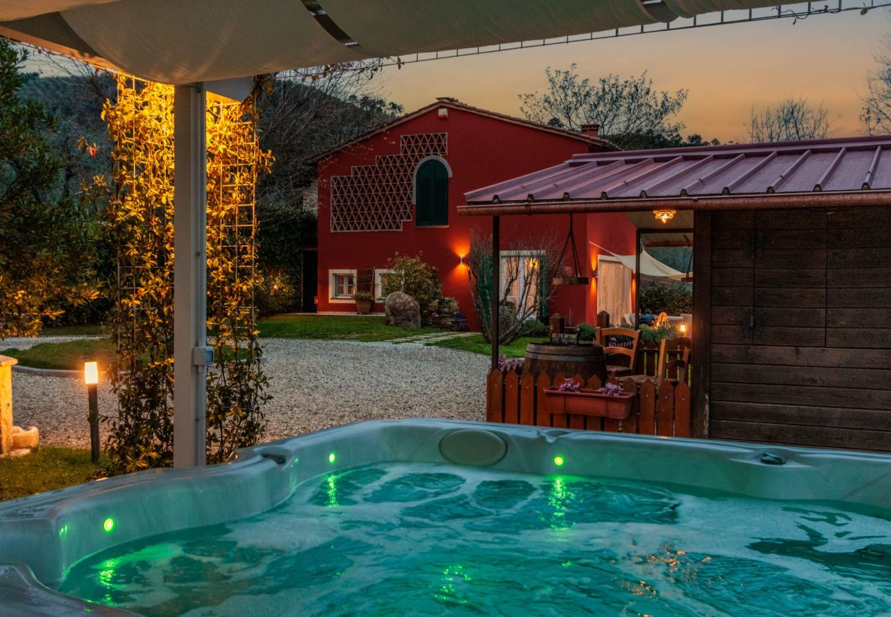 Villa a Capannori - VILLA CATIA Farmhouse. 3 Luxury Bedrooms, a Pool, a Jacuzzi and a Dream-Like Getaway Experience