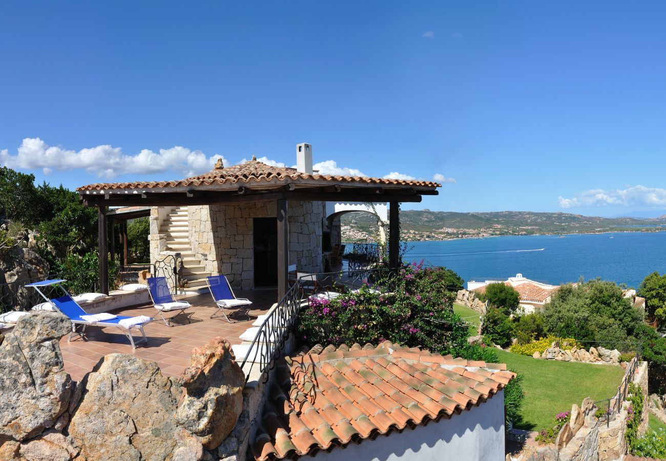 Villa a Baia Sardinia - Villa Quercia - villa con parco, piscina e vista panoramica | Klodge