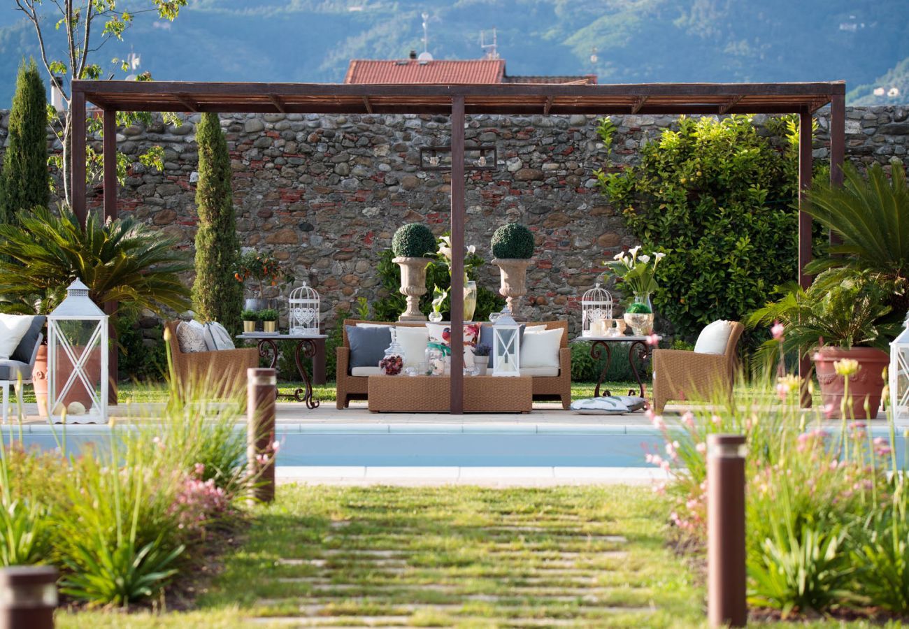 Villa a Lucca - VILLA HUGO, Understated Luxury 5 Bedrooms Villa with Pool and a Welcoming Ambience