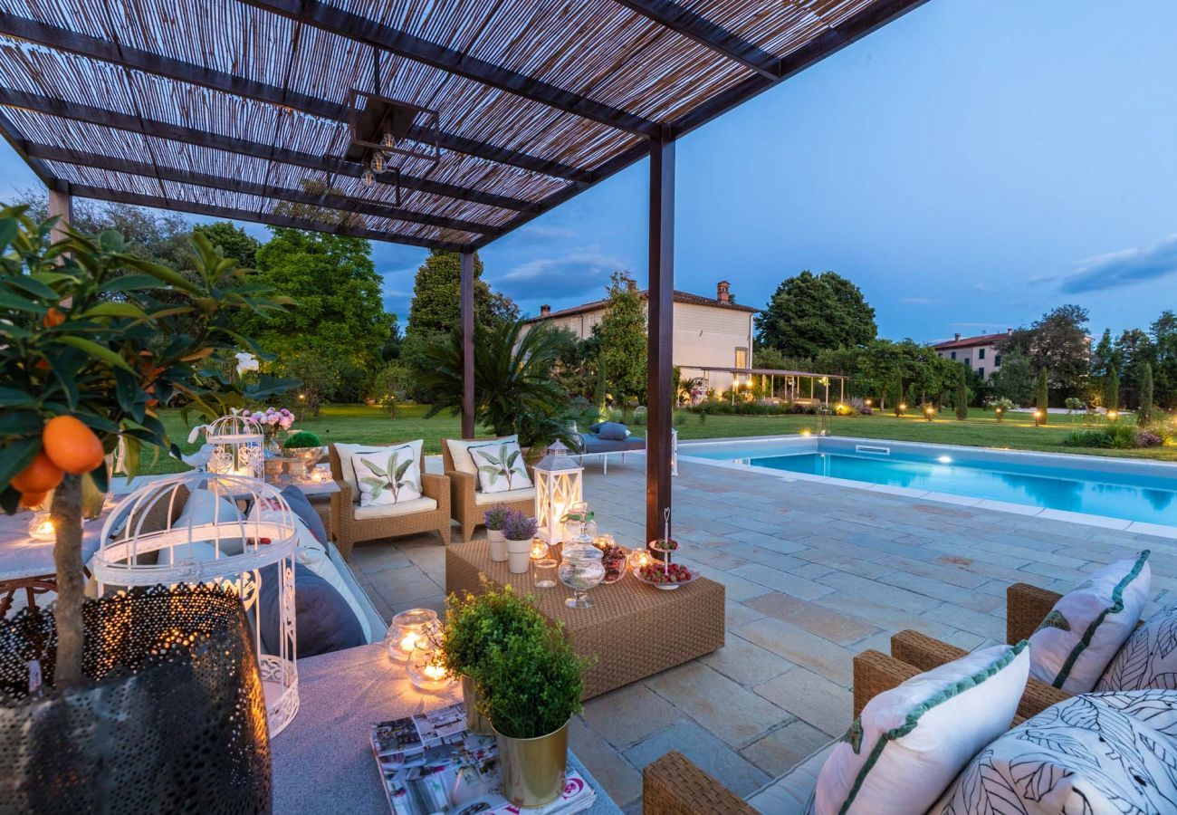 Villa a Lucca - VILLA HUGO, Understated Luxury 5 Bedrooms Villa with Pool and a Welcoming Ambience