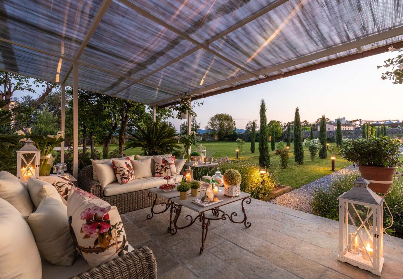 Villa a Lucca - VILLA HUGO, Understated Luxury 5 Bedrooms Villa with Pool and a Welcoming Ambience