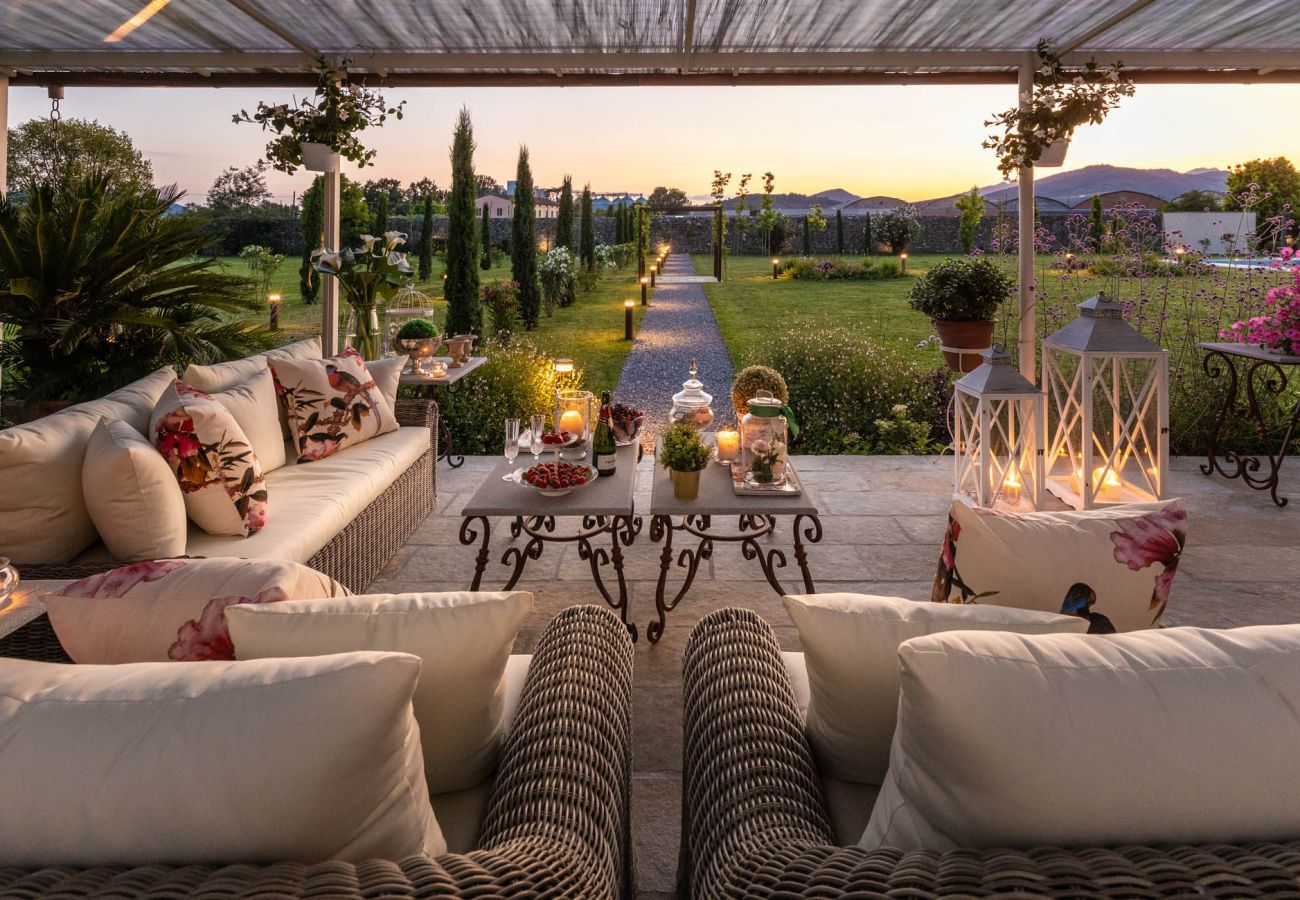 Villa a Lucca - VILLA HUGO, Understated Luxury 5 Bedrooms Villa with Pool and a Welcoming Ambience