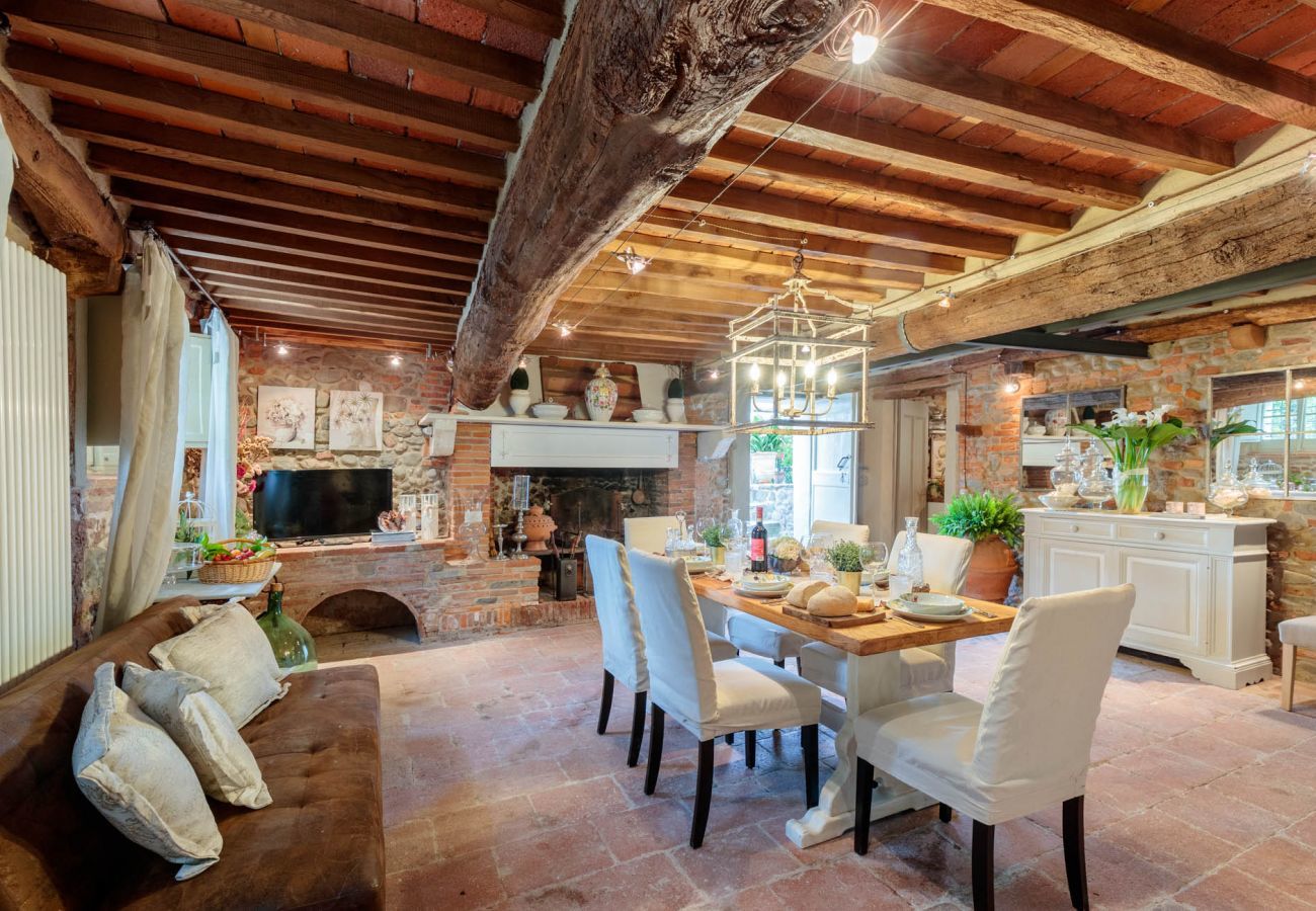 Villa a Lucca - VILLA HUGO, Understated Luxury 5 Bedrooms Villa with Pool and a Welcoming Ambience