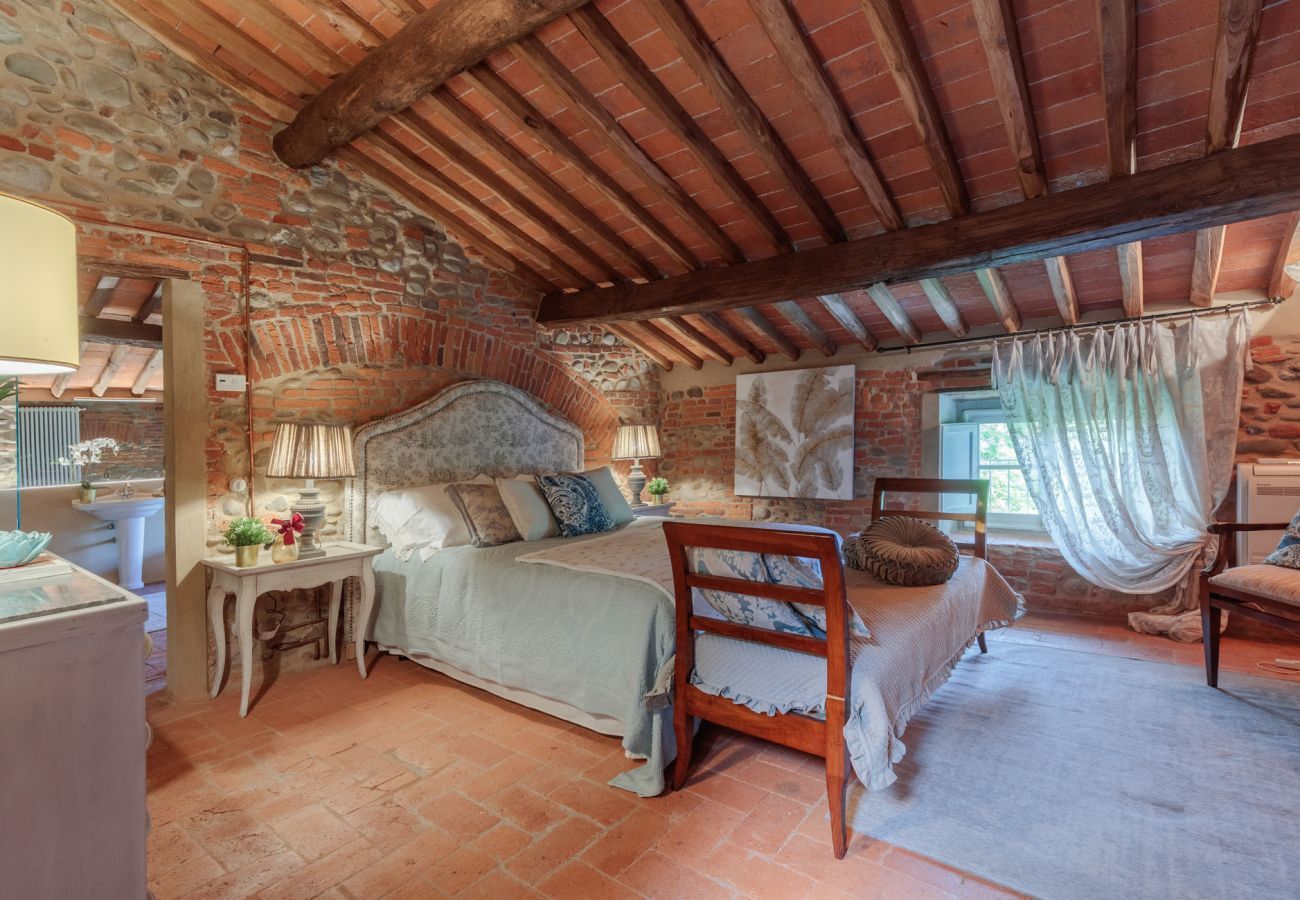 Villa a Lucca - VILLA HUGO, Understated Luxury 5 Bedrooms Villa with Pool and a Welcoming Ambience