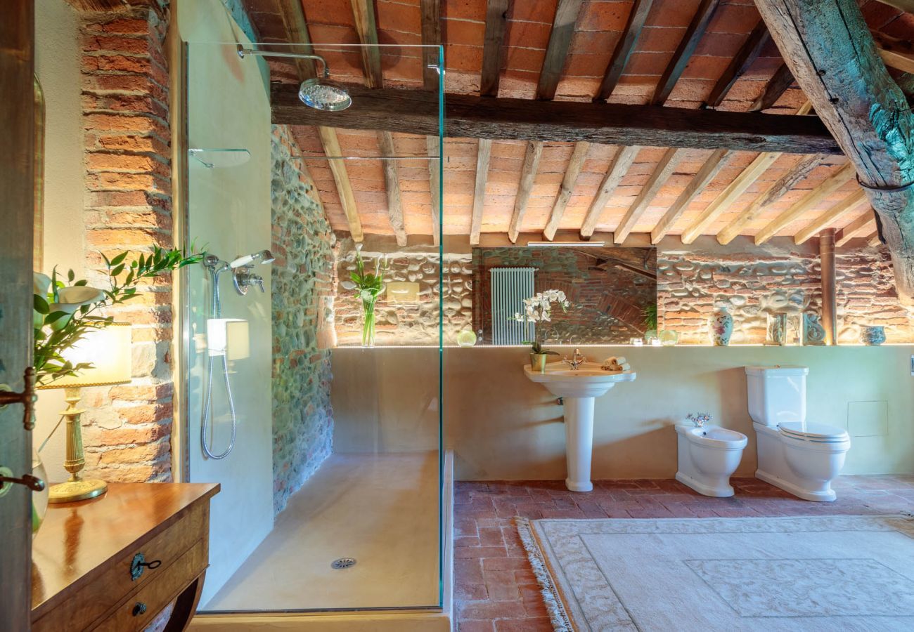 Villa a Lucca - VILLA HUGO, Understated Luxury 4 Bedrooms Villa with Pool and a Welcoming Ambience