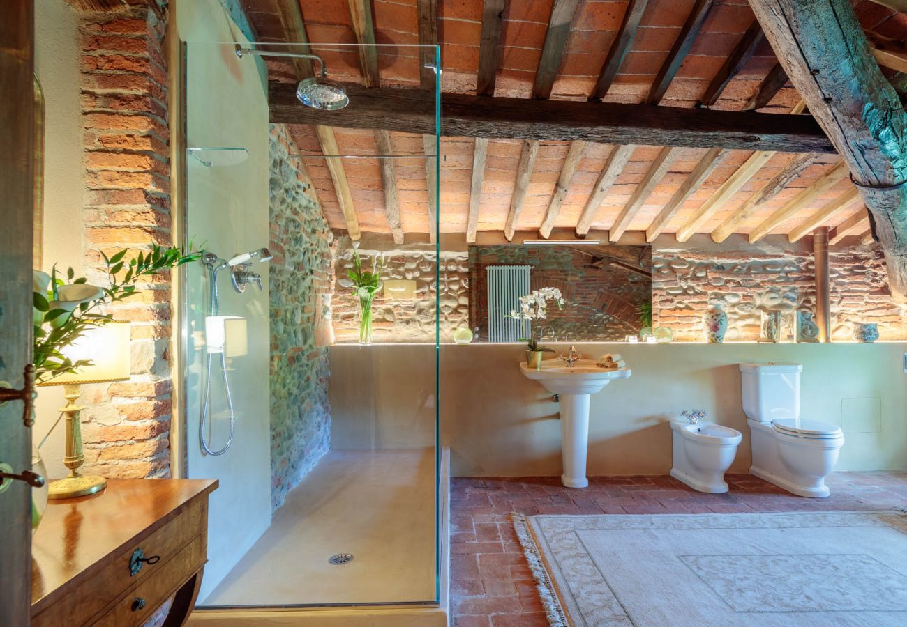 Villa a Lucca - VILLA HUGO, Understated Luxury 5 Bedrooms Villa with Pool and a Welcoming Ambience