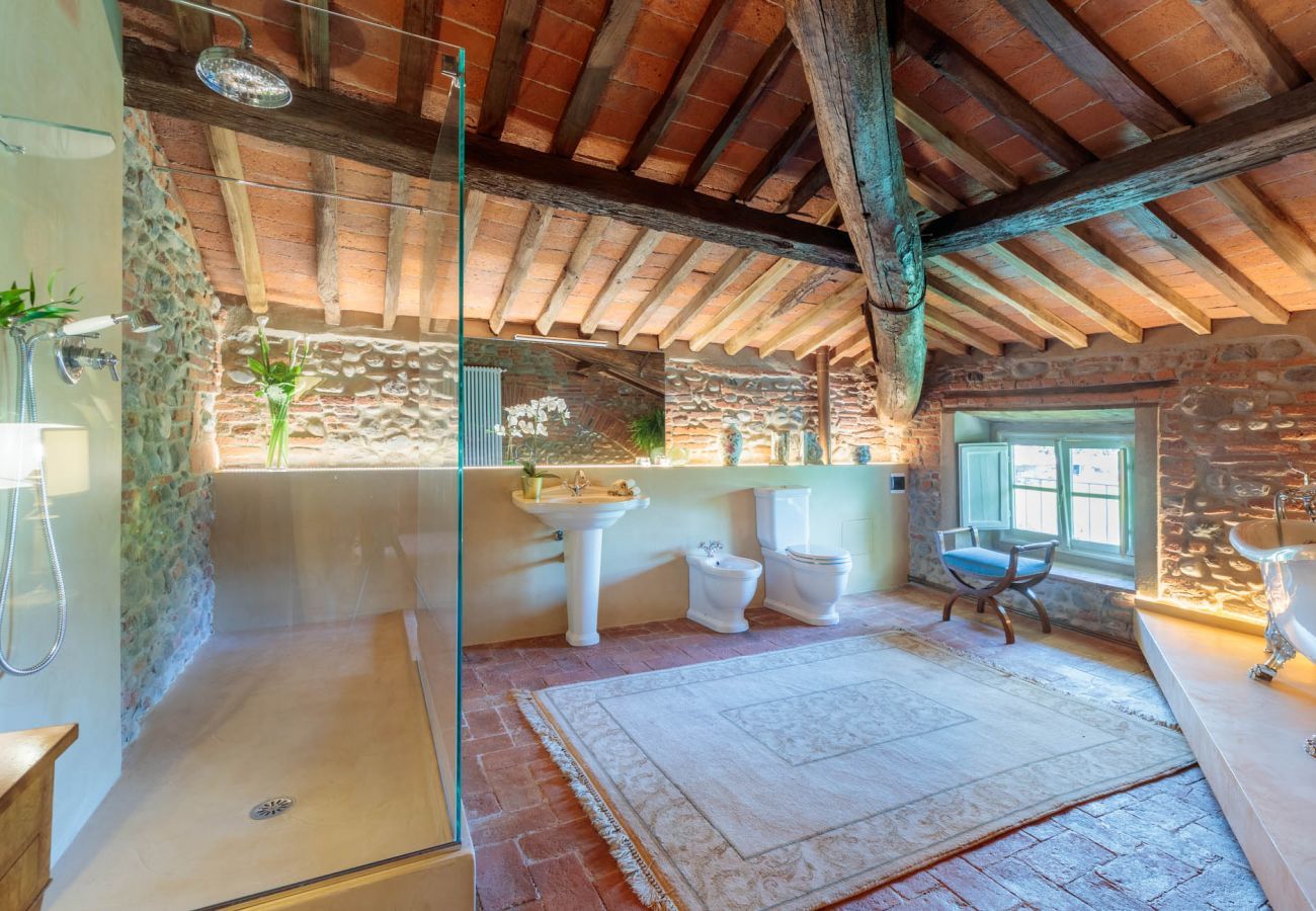 Villa a Lucca - VILLA HUGO, Understated Luxury 5 Bedrooms Villa with Pool and a Welcoming Ambience