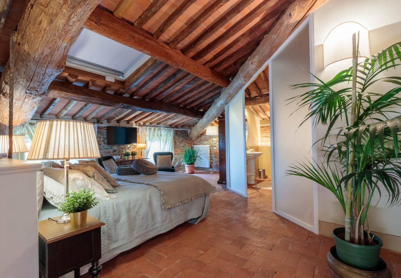 Villa a Lucca - VILLA HUGO, Understated Luxury 5 Bedrooms Villa with Pool and a Welcoming Ambience